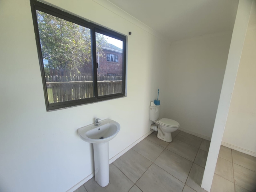 To Let 3 Bedroom Property for Rent in Cove Rock Eastern Cape